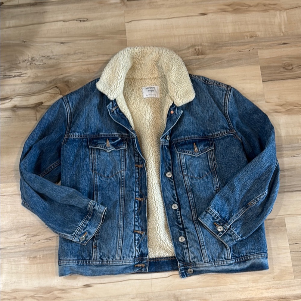 Womens Old Navy Denim Jacket with fur sz. M